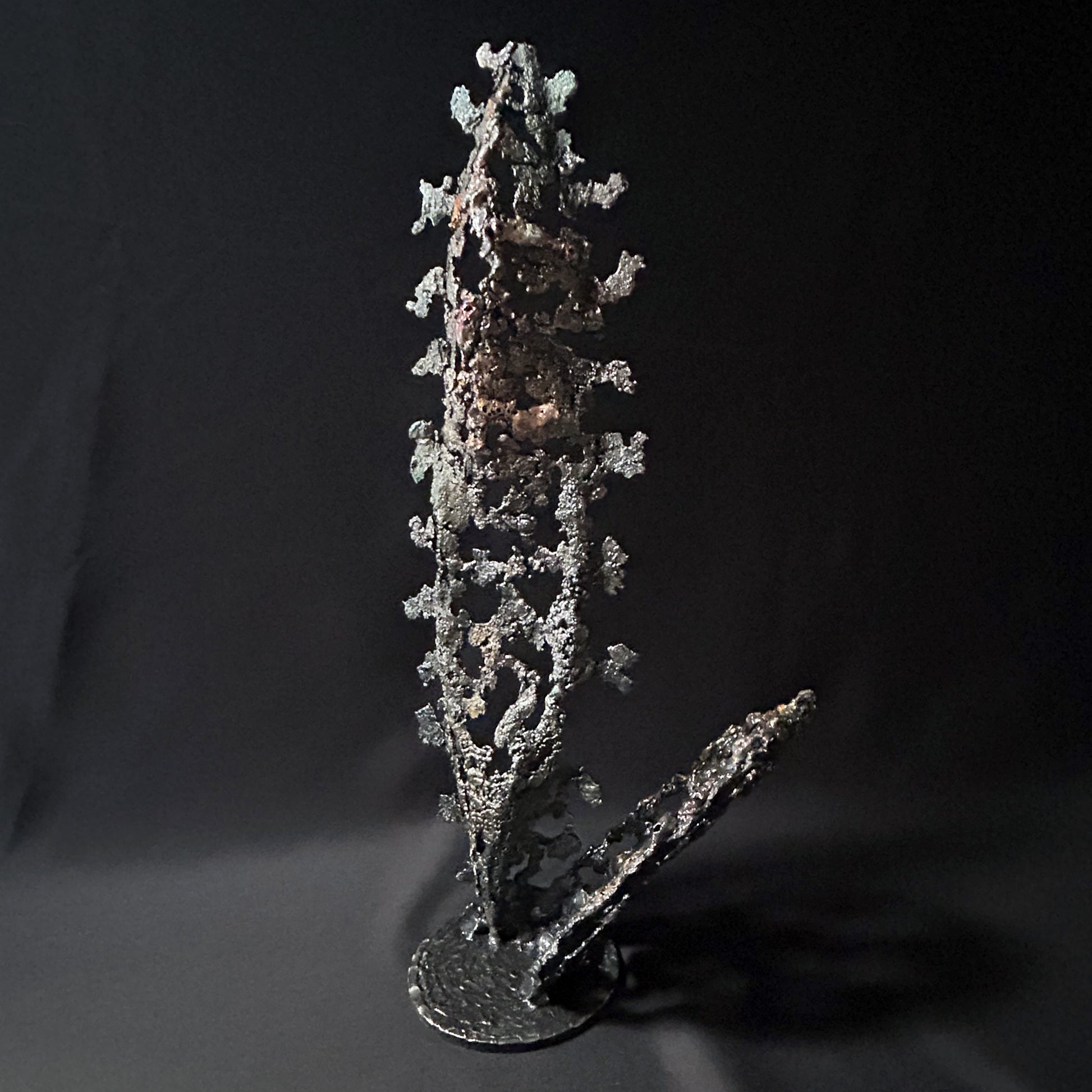 Sculpture abstraite de Philippe Buil : dentelle de métal en acier et bronze, reflets irisées et formes ajourées, œuvre unique contemporaine.