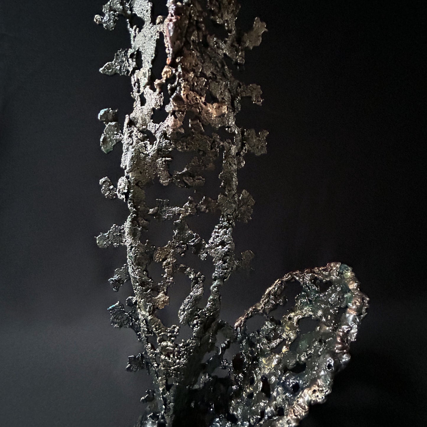 Sculpture abstraite de Philippe Buil : dentelle de métal en acier et bronze, reflets irisées et formes ajourées, œuvre unique contemporaine.