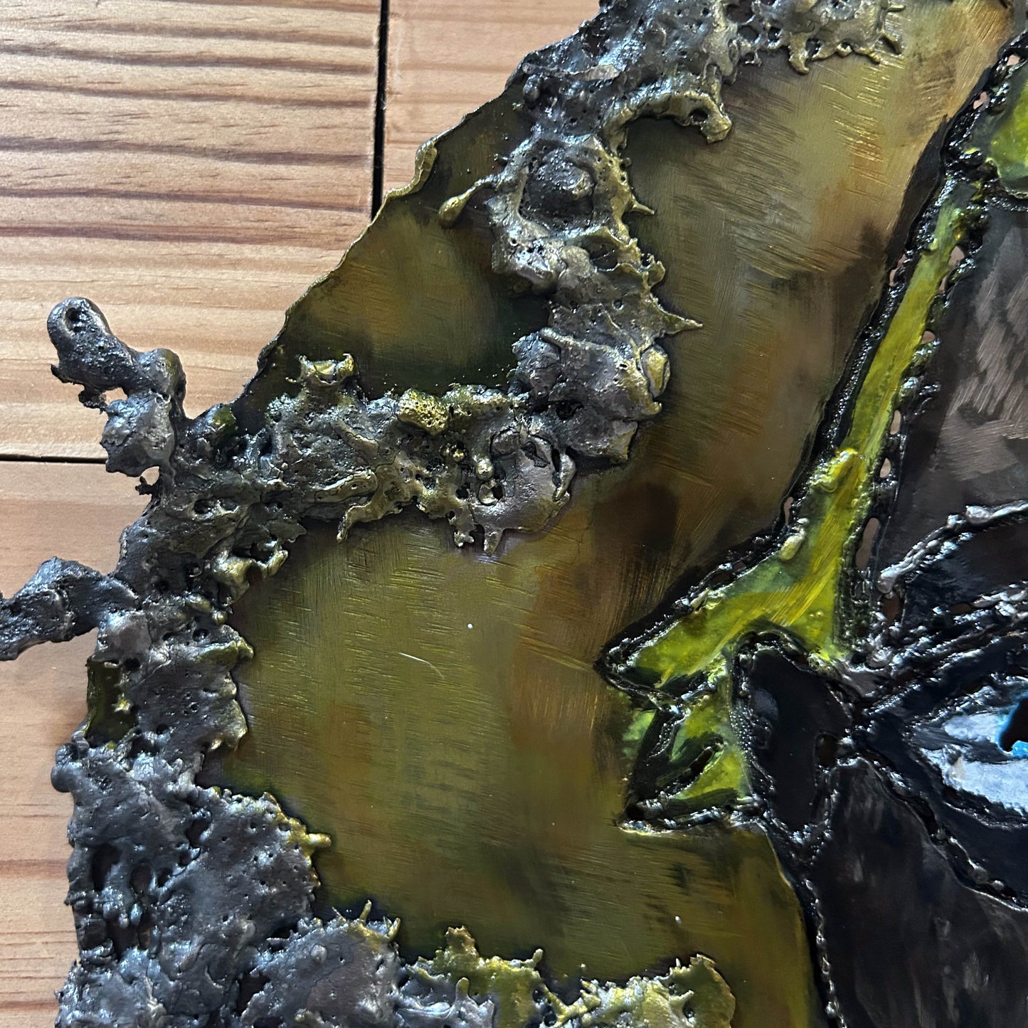 Sculpture murale en acier réalisée par Philippe Buil, représentant un visage de clown inspiré de Bernard Buffet, avec dentelle de métal et pigments colorés.