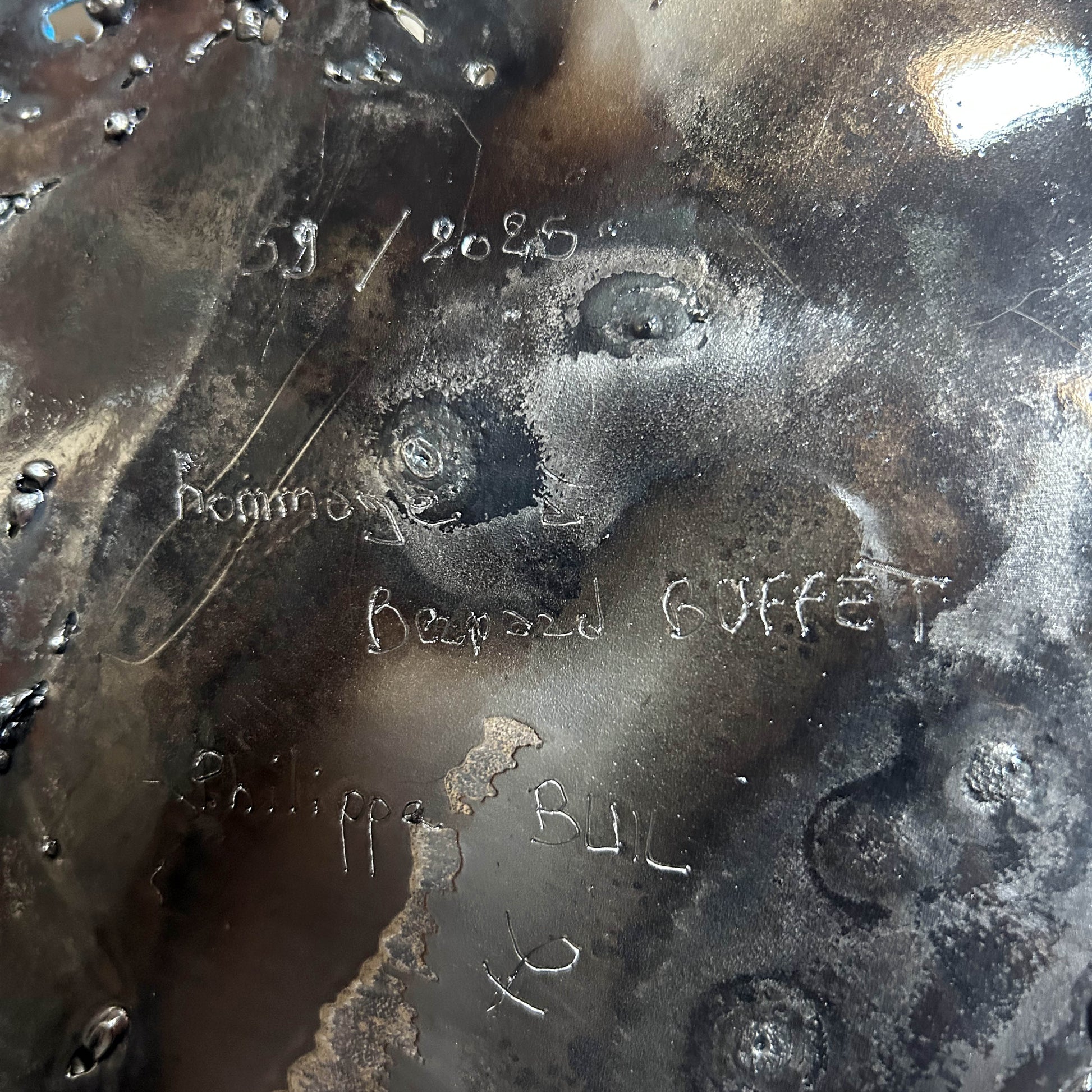 Sculpture murale en acier réalisée par Philippe Buil, représentant un visage de clown inspiré de Bernard Buffet, avec dentelle de métal et pigments colorés.