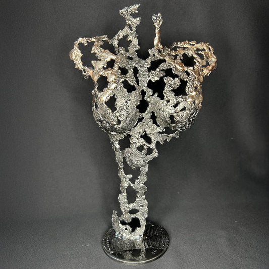 Sculpture contemporaine Les Seuils du Jour de Philippe Buil, corps de femme en dentelle de métal acier et bronze, vue de face