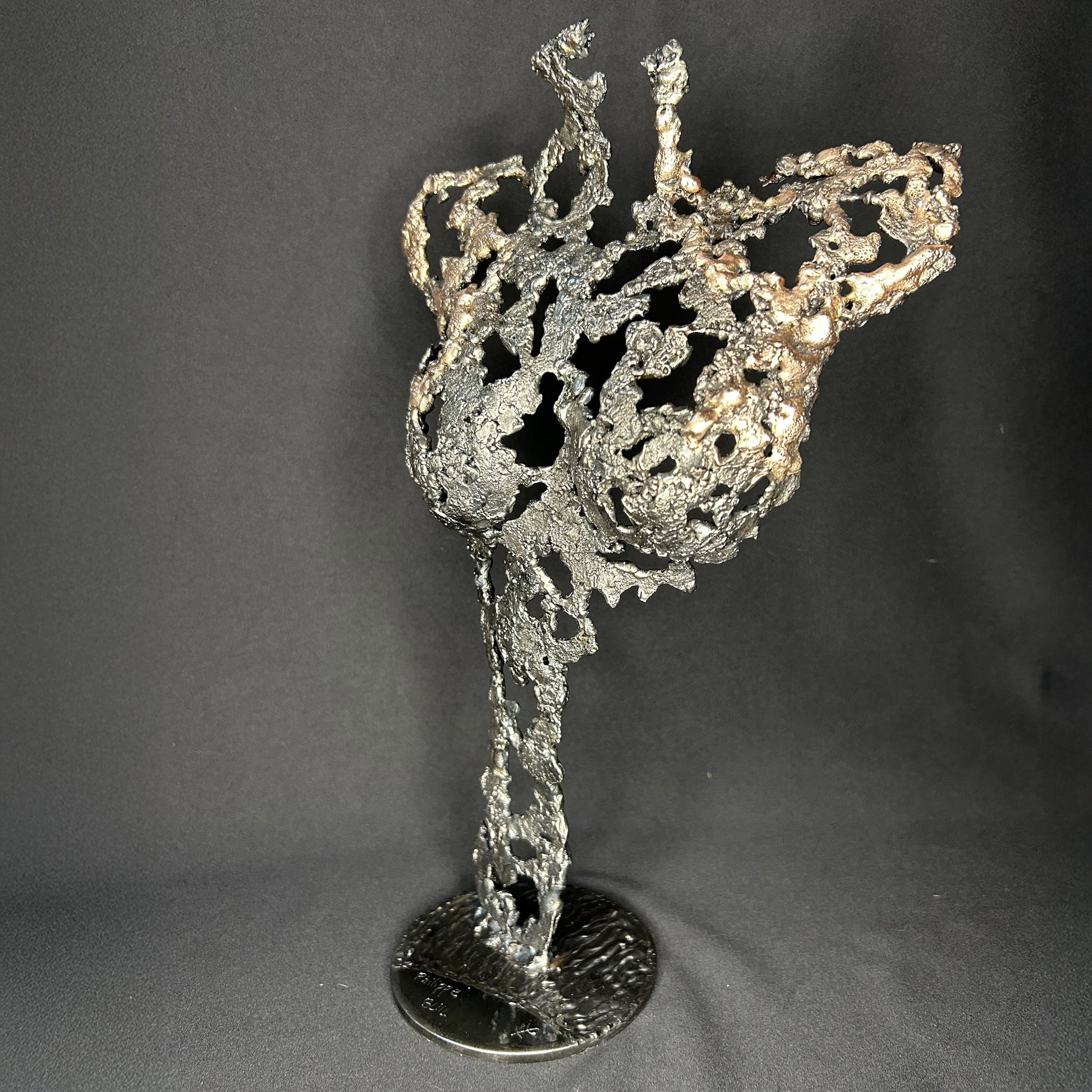 Buste féminin en métal ajouré, sculpture Les Seuils du Jour par Philippe Buil