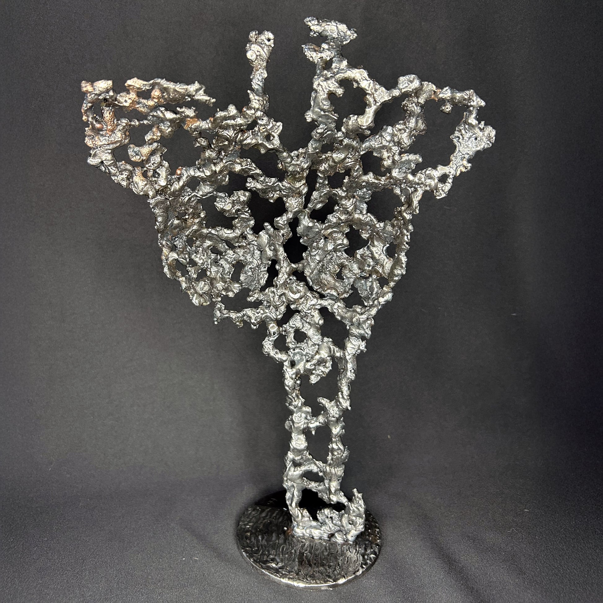 Sculpture buste de femme en dentelle de métal acier et bronze Les seuils du jour par Philippe Buil. vue arrière