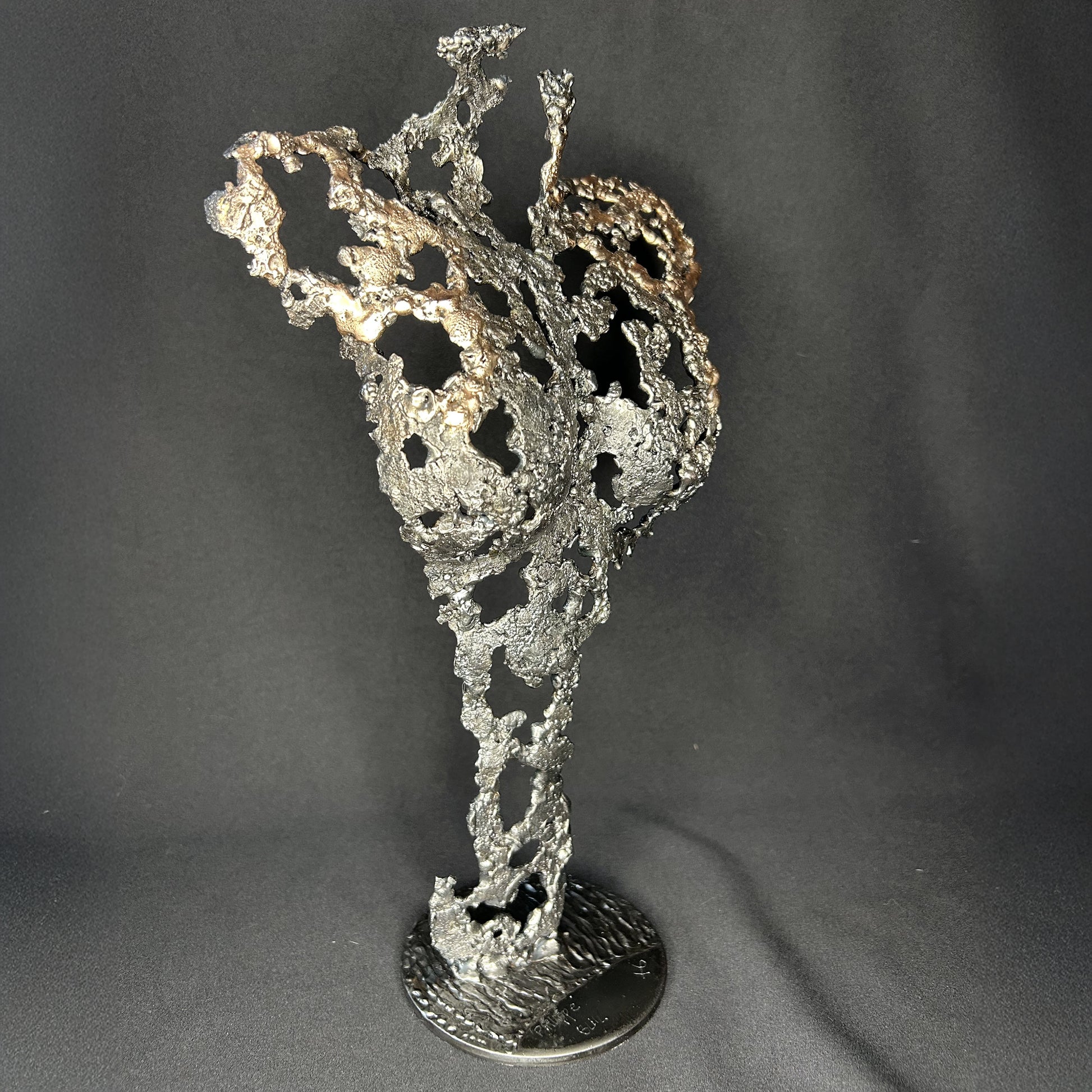 Sculpture buste de femme en dentelle de métal acier et bronze Les seuils du jour par Philippe Buil.