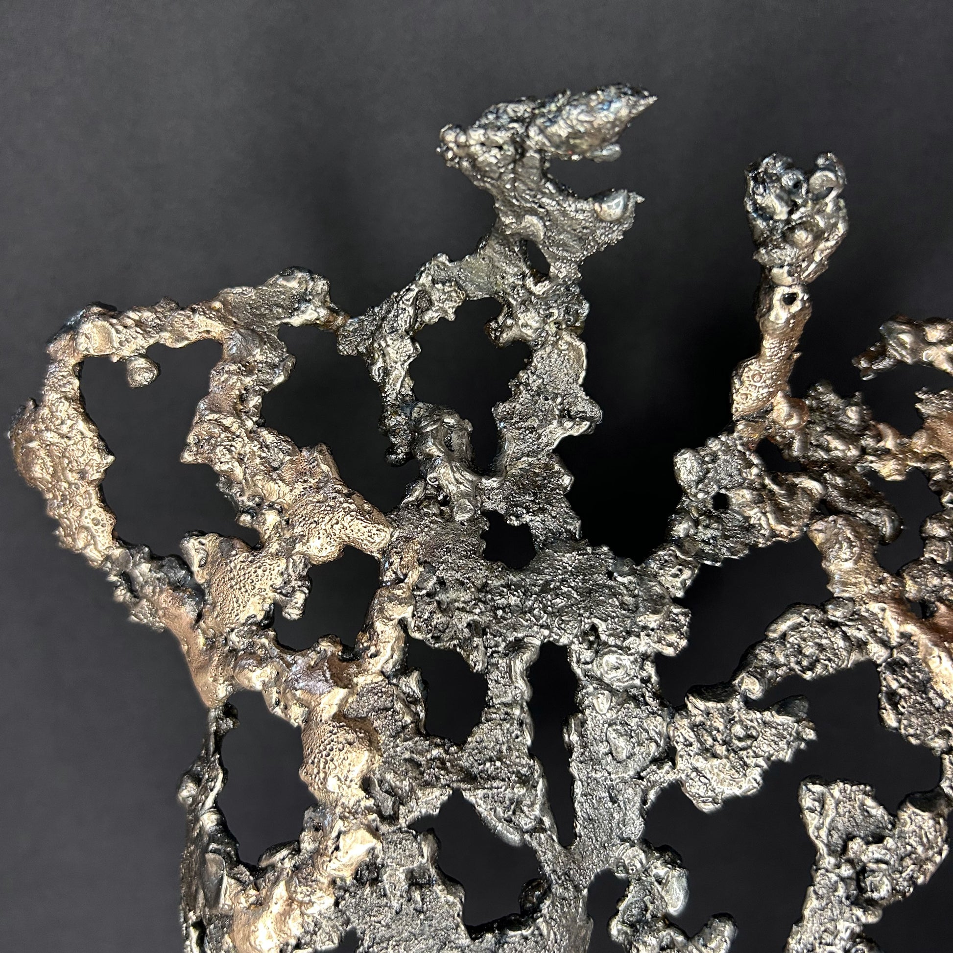 Détail de la sculpture Les Seuils du Jour, dentelle de métal acier et bronze, œuvre de Philippe Buil