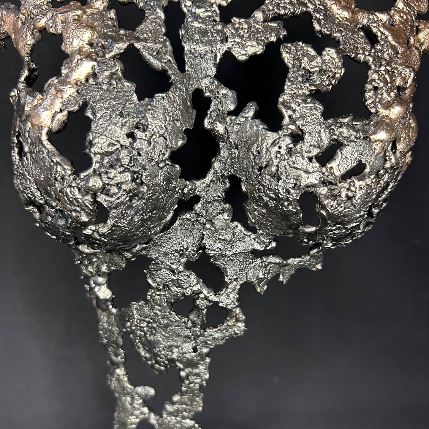 Vue rapprochée de la texture acier et bronze de la sculpture Les Seuils du Jour