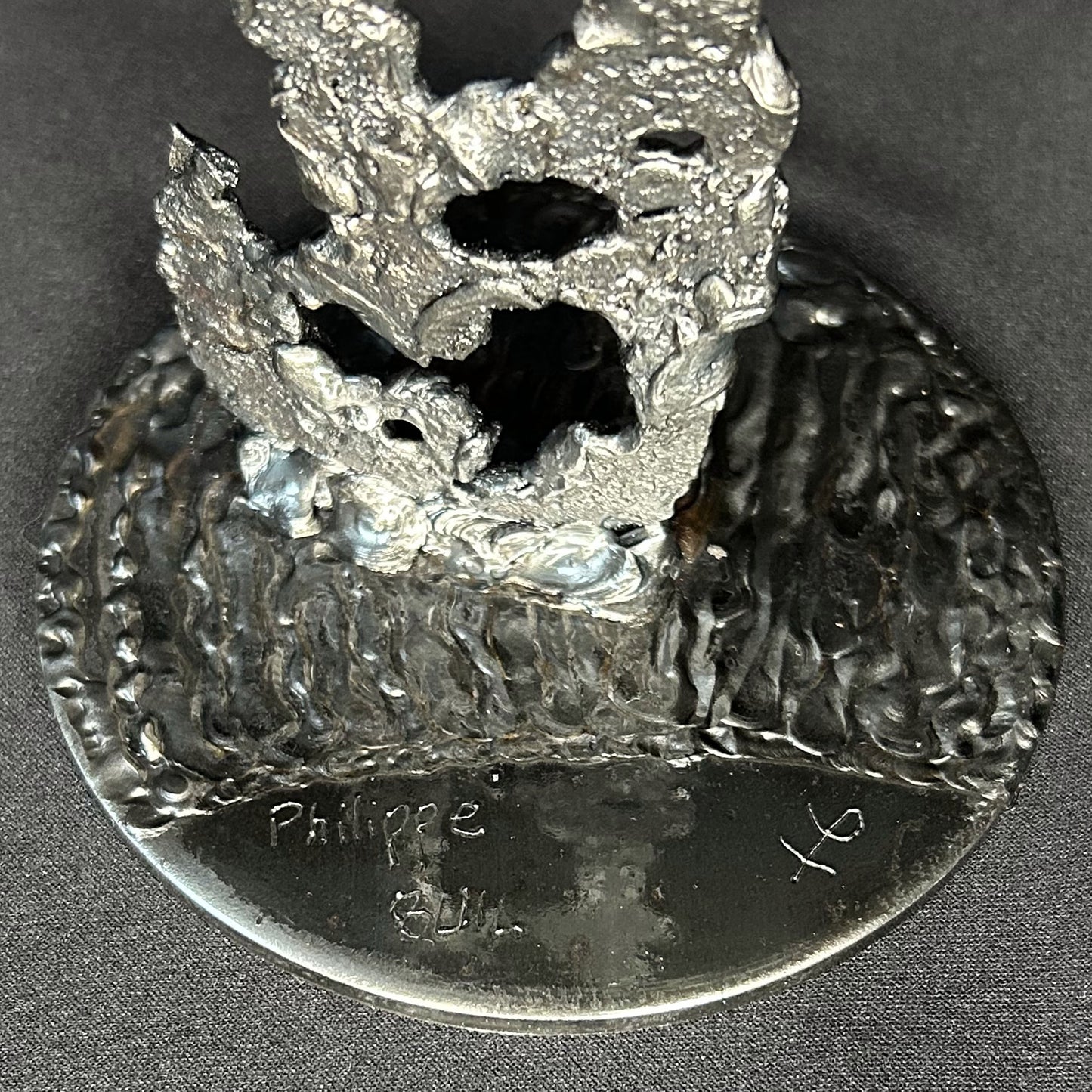 Signature de la sculpture Les Seuils du Jour, dentelle de métal acier et bronze, œuvre de Philippe Buil