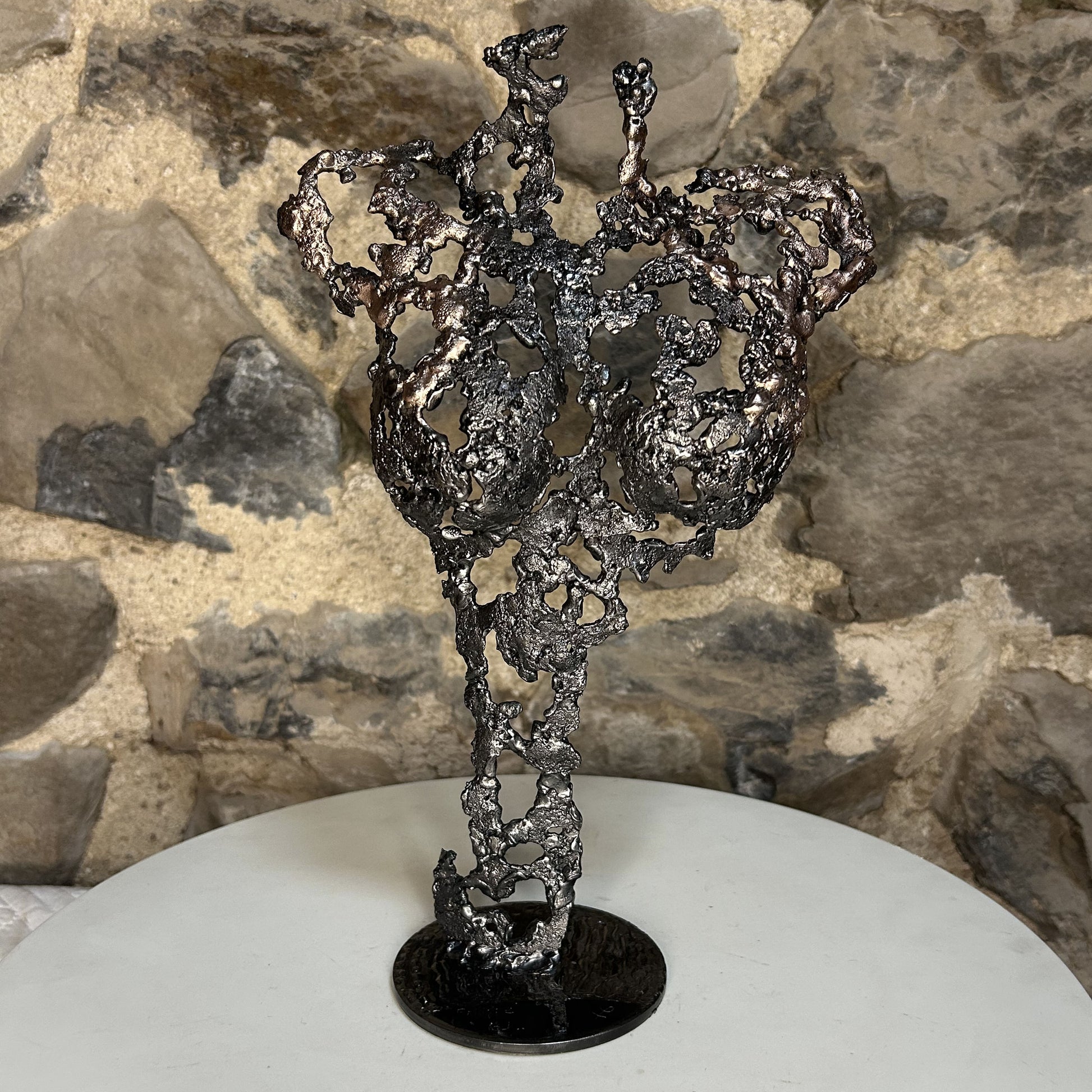 Sculpture contemporaine Les Seuils du Jour de Philippe Buil, corps de femme en dentelle de métal acier et bronze, vue de face