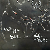 Sculpture murale en métal de Philippe Buil représentant un chien portant un béret et un foulard basque, avec pigments colorés et fond texturé sombre