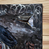 Sculpture murale en métal de Philippe Buil représentant un chien portant un béret et un foulard basque, avec pigments colorés et fond texturé sombre