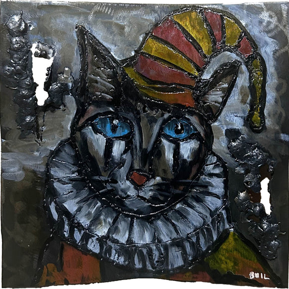 Sculpture murale carrée de 25x25 cm représentant un chat arlequin aux yeux bleus intenses, portant une collerette blanche et un chapeau rayé rouge et jaune. L’œuvre est réalisée en acier texturé et pigments, avec un fond gris brumeux et métallisé