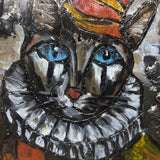 Sculpture murale carrée de 25x25 cm représentant un chat arlequin aux yeux bleus intenses, portant une collerette blanche et un chapeau rayé rouge et jaune. L’œuvre est réalisée en acier texturé et pigments, avec un fond gris brumeux et métallisé