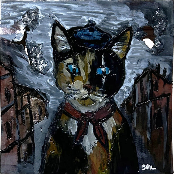 Tableau mural de 25×25 cm représentant un chat à béret dans un décor urbain gris et texturé. L’œuvre est réalisée en métal découpé avec des zones de dentelle de métal et colorée avec des pigments, créant un effet expressif et contrasté.