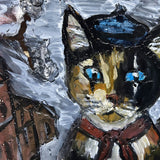 Tableau mural de 25×25 cm représentant un chat à béret dans un décor urbain gris et texturé. L’œuvre est réalisée en métal découpé avec des zones de dentelle de métal et colorée avec des pigments, créant un effet expressif et contrasté.