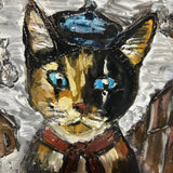 Tableau mural de 25×25 cm représentant un chat à béret dans un décor urbain gris et texturé. L’œuvre est réalisée en métal découpé avec des zones de dentelle de métal et colorée avec des pigments, créant un effet expressif et contrasté.
