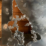 Œuvre murale de Philippe Buil représentant un hibou coloré réalisée en acier, dentelle de bronze et pigments, avec textures métalliques en relief.