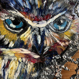 Œuvre murale de Philippe Buil représentant un hibou coloré réalisée en acier, dentelle de bronze et pigments, avec textures métalliques en relief.