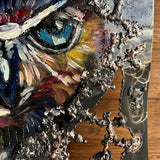 Œuvre murale de Philippe Buil représentant un hibou coloré réalisée en acier, dentelle de bronze et pigments, avec textures métalliques en relief.