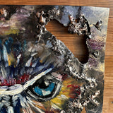 Œuvre murale de Philippe Buil représentant un hibou coloré réalisée en acier, dentelle de bronze et pigments, avec textures métalliques en relief.