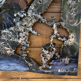 Œuvre murale de Philippe Buil représentant un hibou coloré réalisée en acier, dentelle de bronze et pigments, avec textures métalliques en relief.