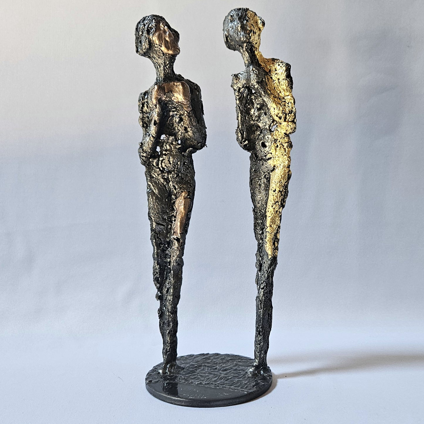 Duo de muses 65-23 - Sculpture femmes métal Bronze, Acier et feuilles or 24 carats