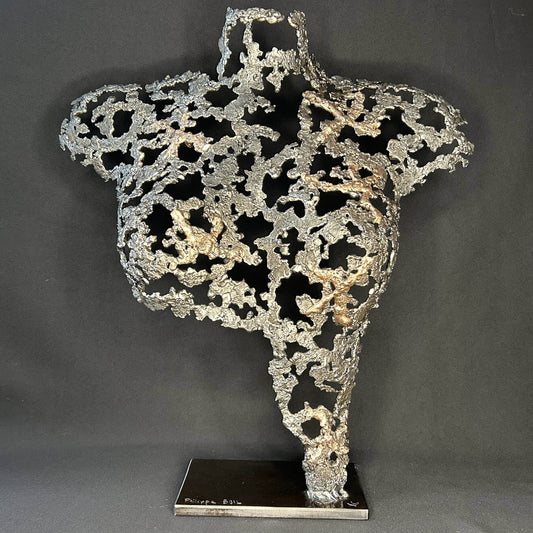 Sculpture contemporaine Belisama Le Souffle de Philippe Buil, buste de femme à taille réelle en dentelle de métal acier et bronze avec étoiles fondues, vue de face sur fond sombre.