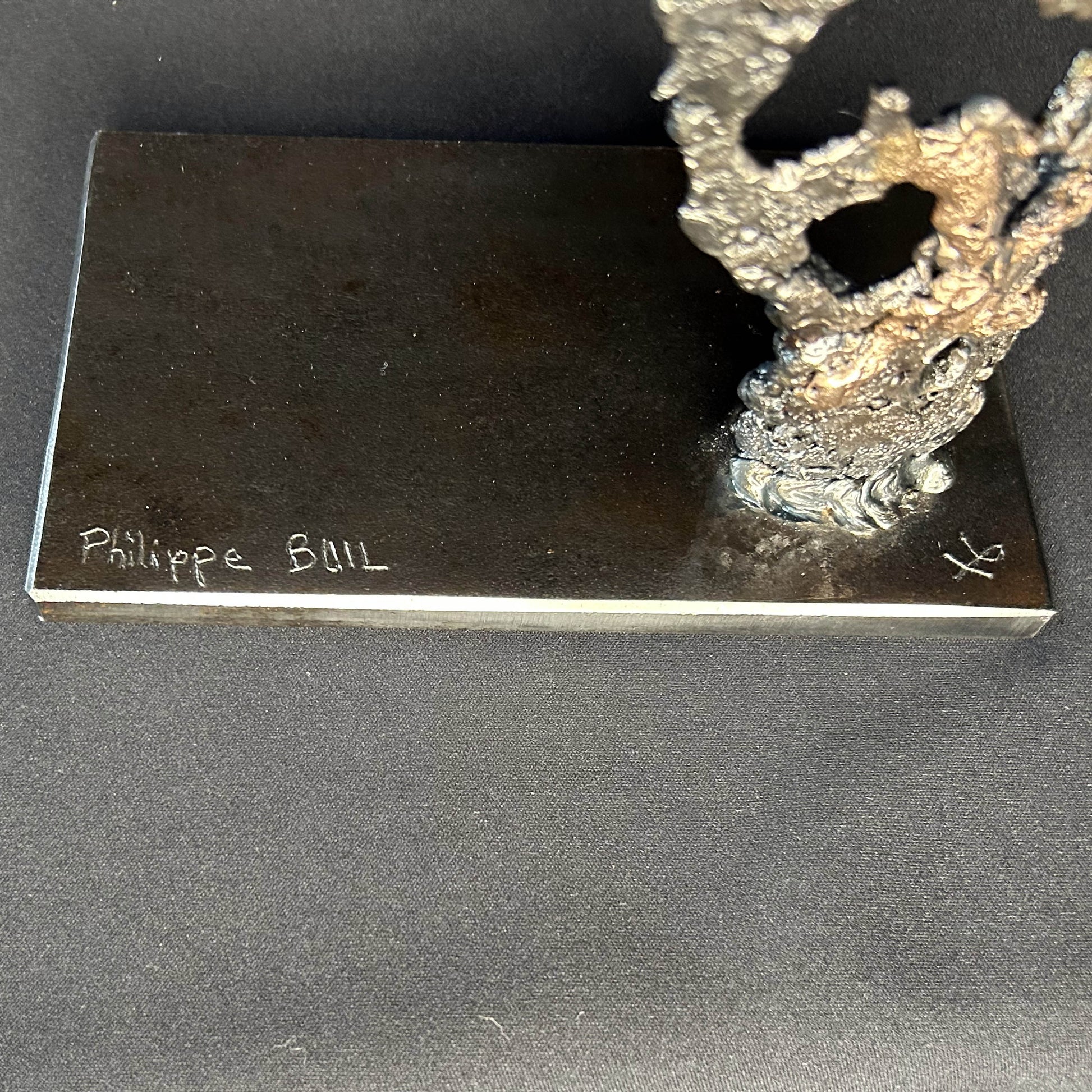 Signature et socle Sculpture contemporaine Belisama Le Souffle de Philippe Buil, buste de femme à taille réelle en dentelle de métal acier et bronze avec étoiles fondues,  sur fond sombre.