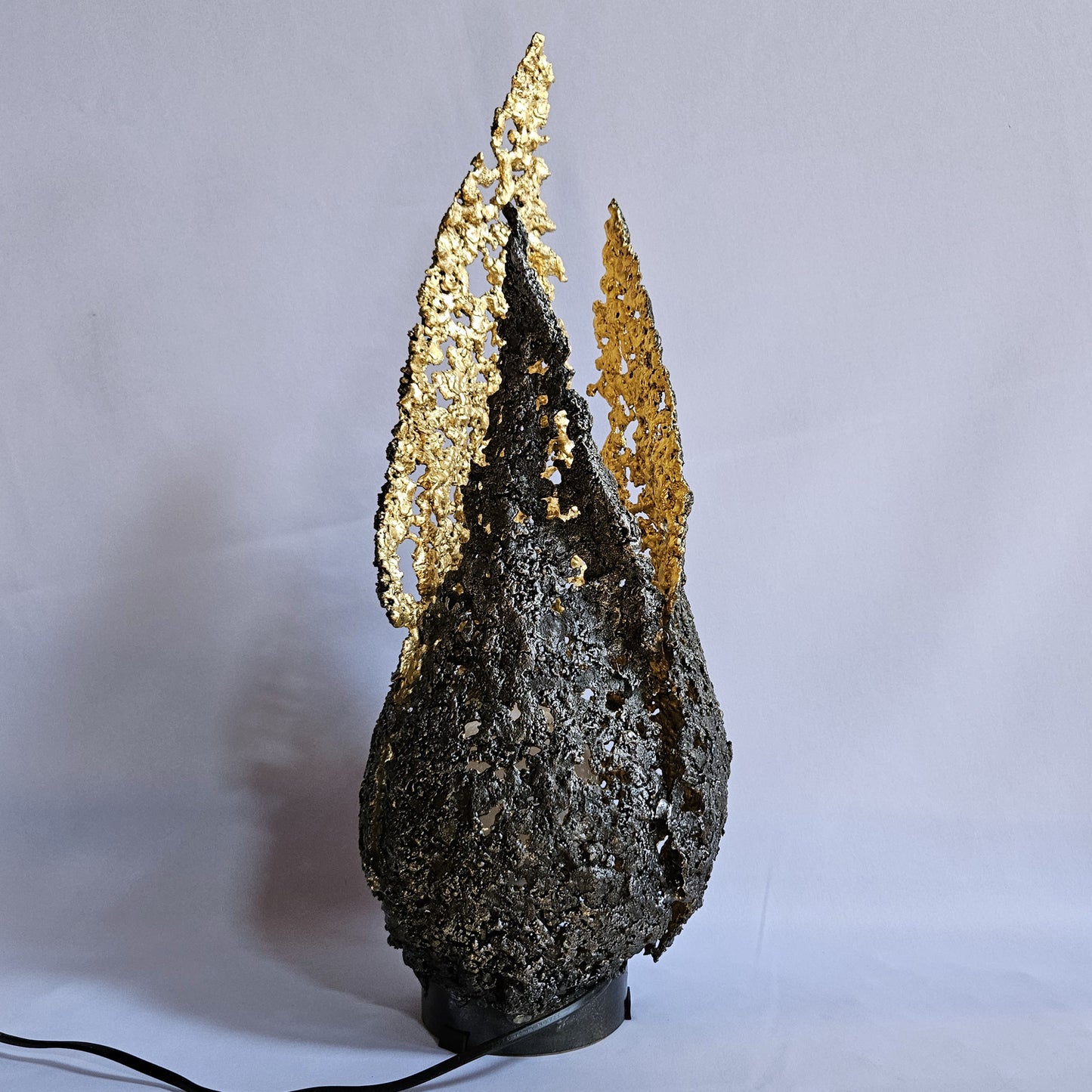 Lampe flamme 19-77 - Sculpture luminaire - Flamme en dentelle d'acier et feuilles or 24 carats