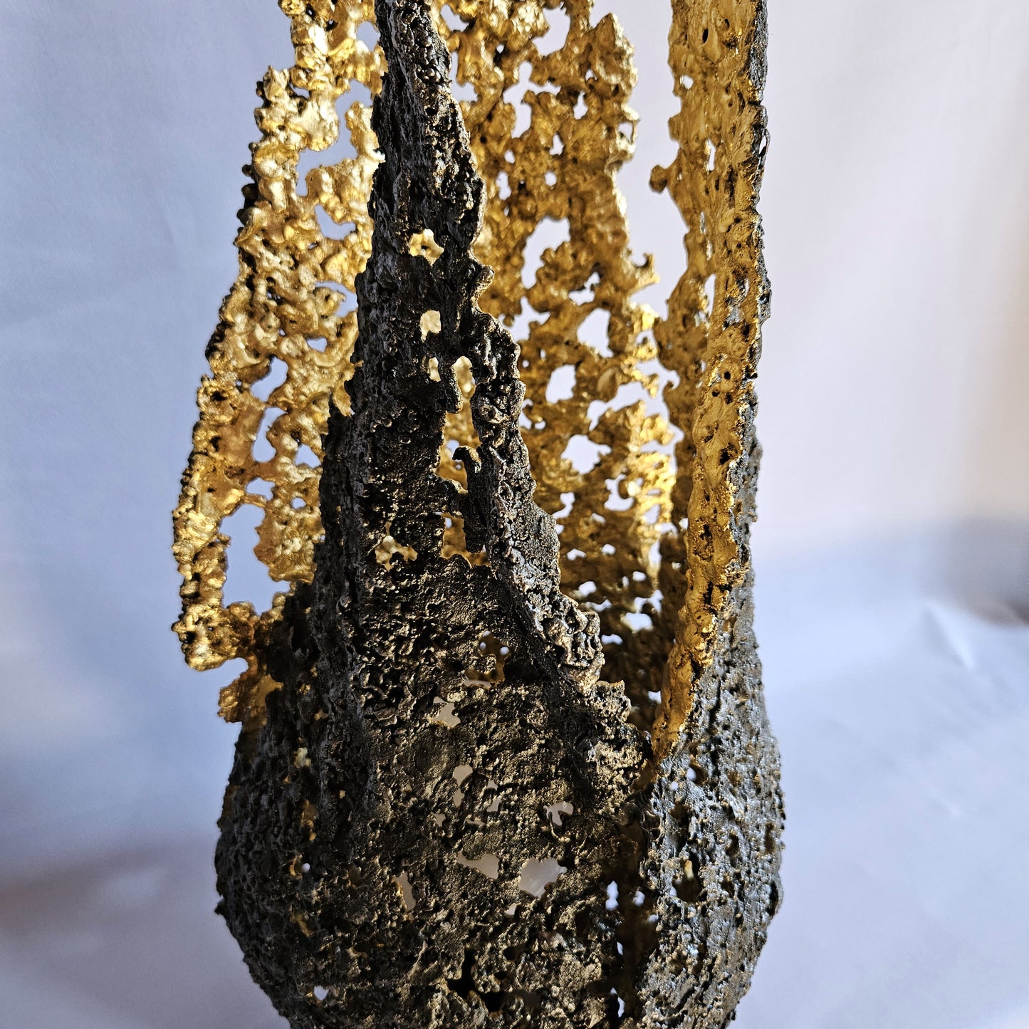 Lampe flamme 19-77 - Sculpture luminaire - Flamme en dentelle d'acier et feuilles or 24 carats