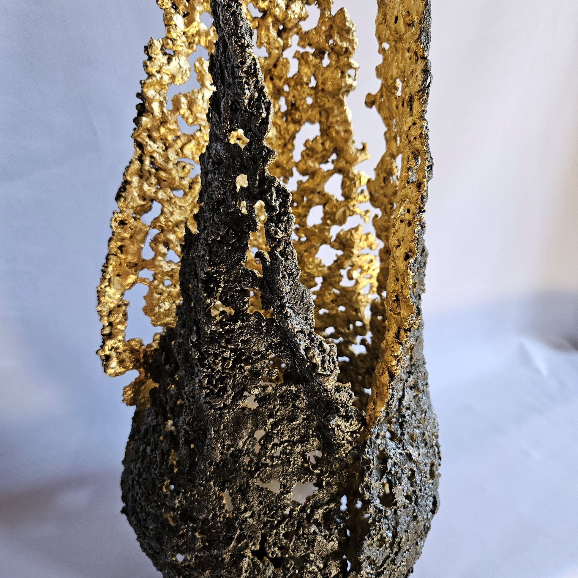 Lampe flamme 19-77 - Sculpture luminaire - Flamme en dentelle d'acier et feuilles or 24 carats