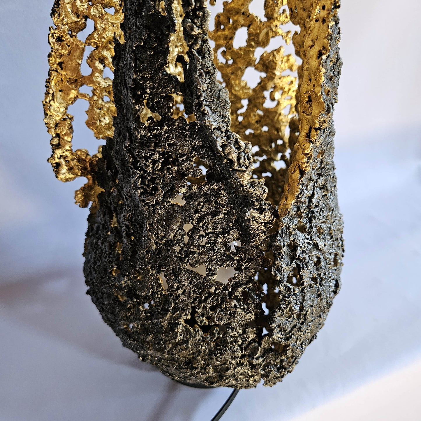 Lampe flamme 19-77 - Sculpture luminaire - Flamme en dentelle d'acier et feuilles or 24 carats