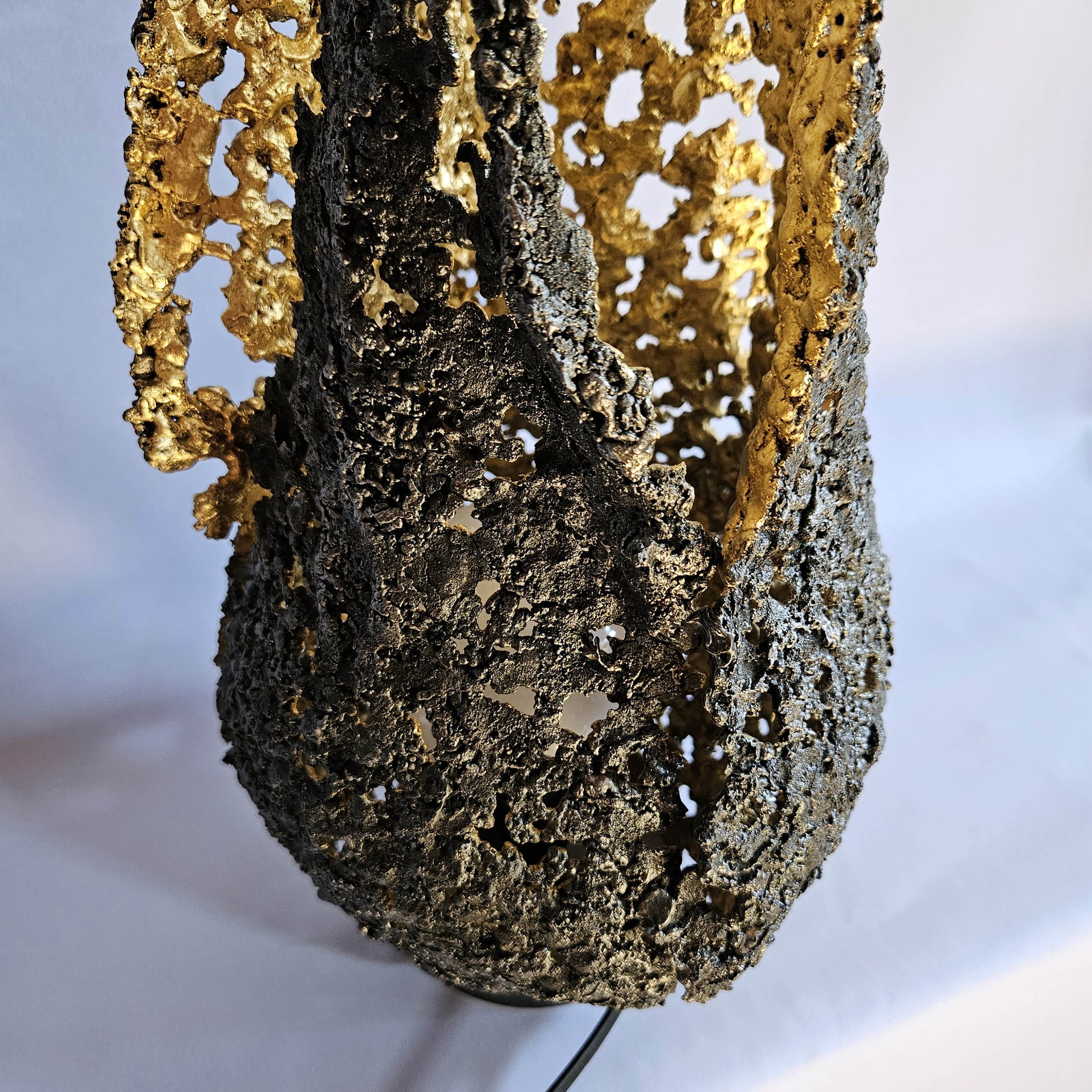 Lampe flamme 19-77 - Sculpture luminaire - Flamme en dentelle d'acier et feuilles or 24 carats