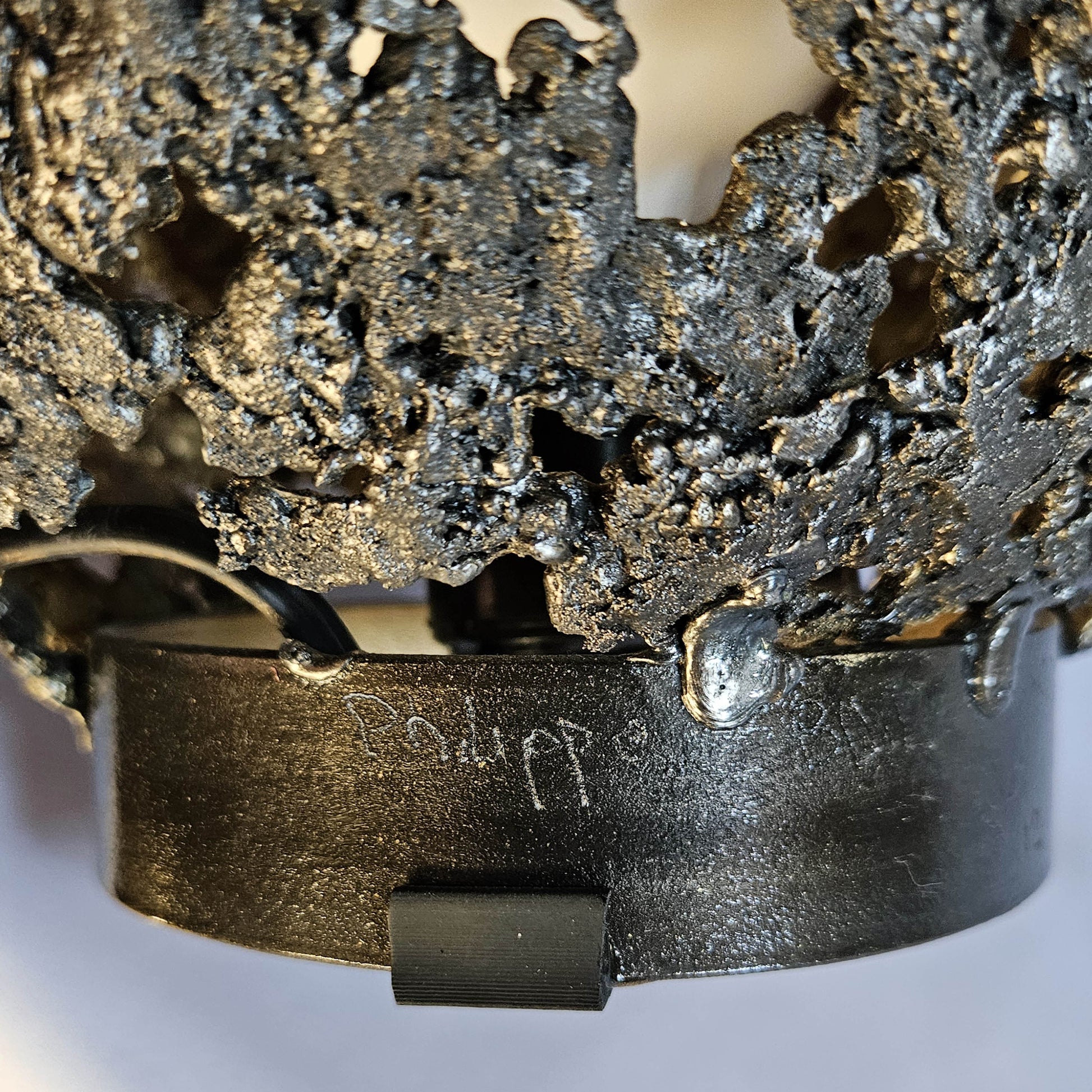 Lampe flamme 19-77 - Sculpture luminaire - Flamme en dentelle d'acier et feuilles or 24 carats