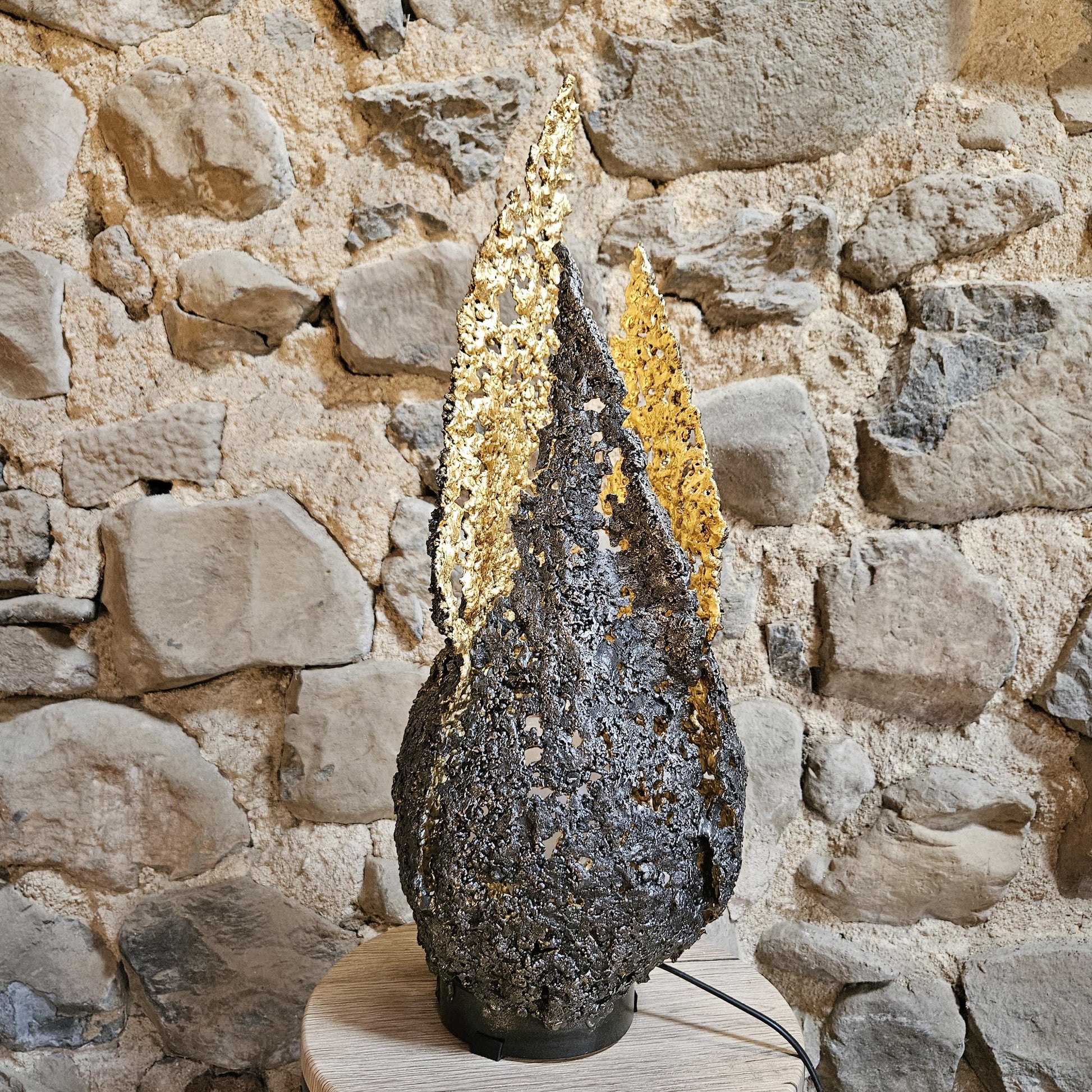 Lampe flamme 19-77 - Sculpture luminaire - Flamme en dentelle d'acier et feuilles or 24 carats