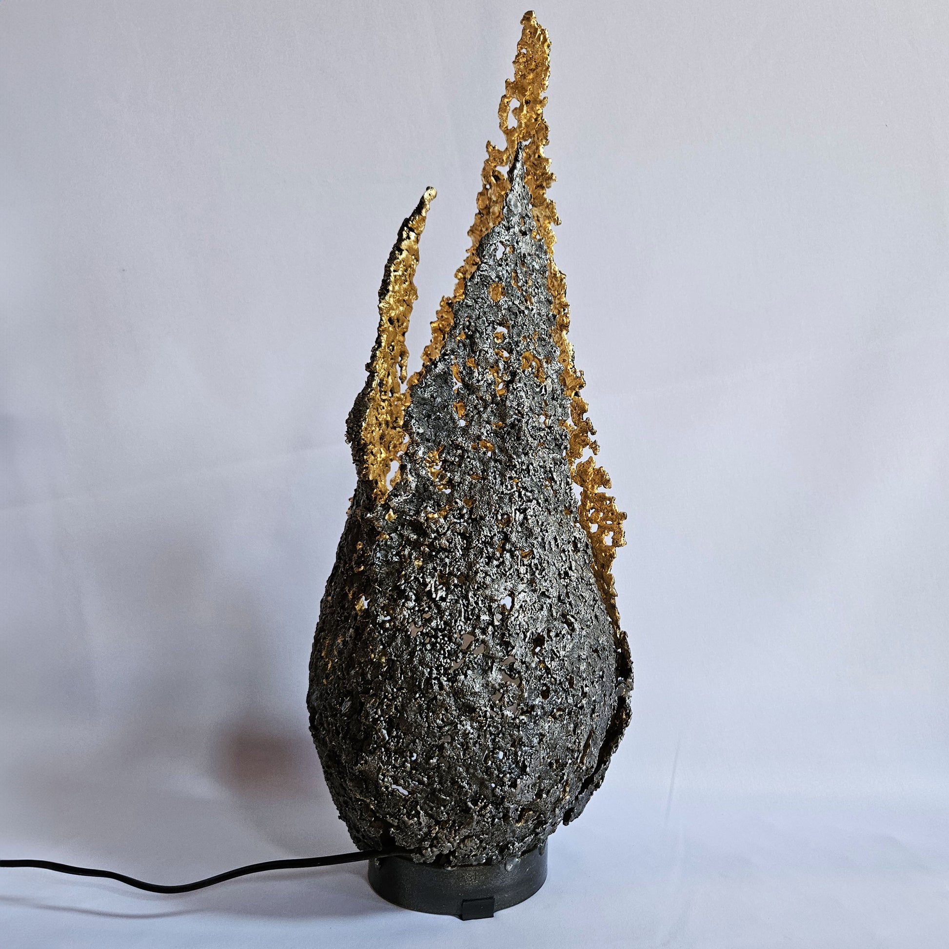 Lampe flamme 19-77 - Sculpture luminaire - Flamme en dentelle d'acier et feuilles or 24 carats