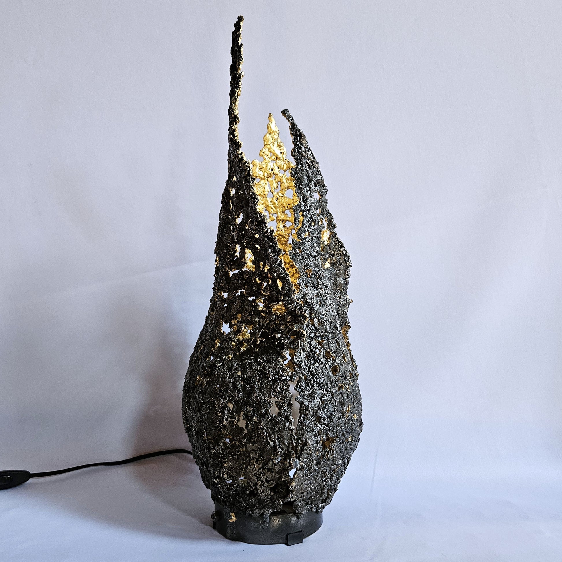 Lampe flamme 19-77 - Sculpture luminaire - Flamme en dentelle d'acier et feuilles or 24 carats