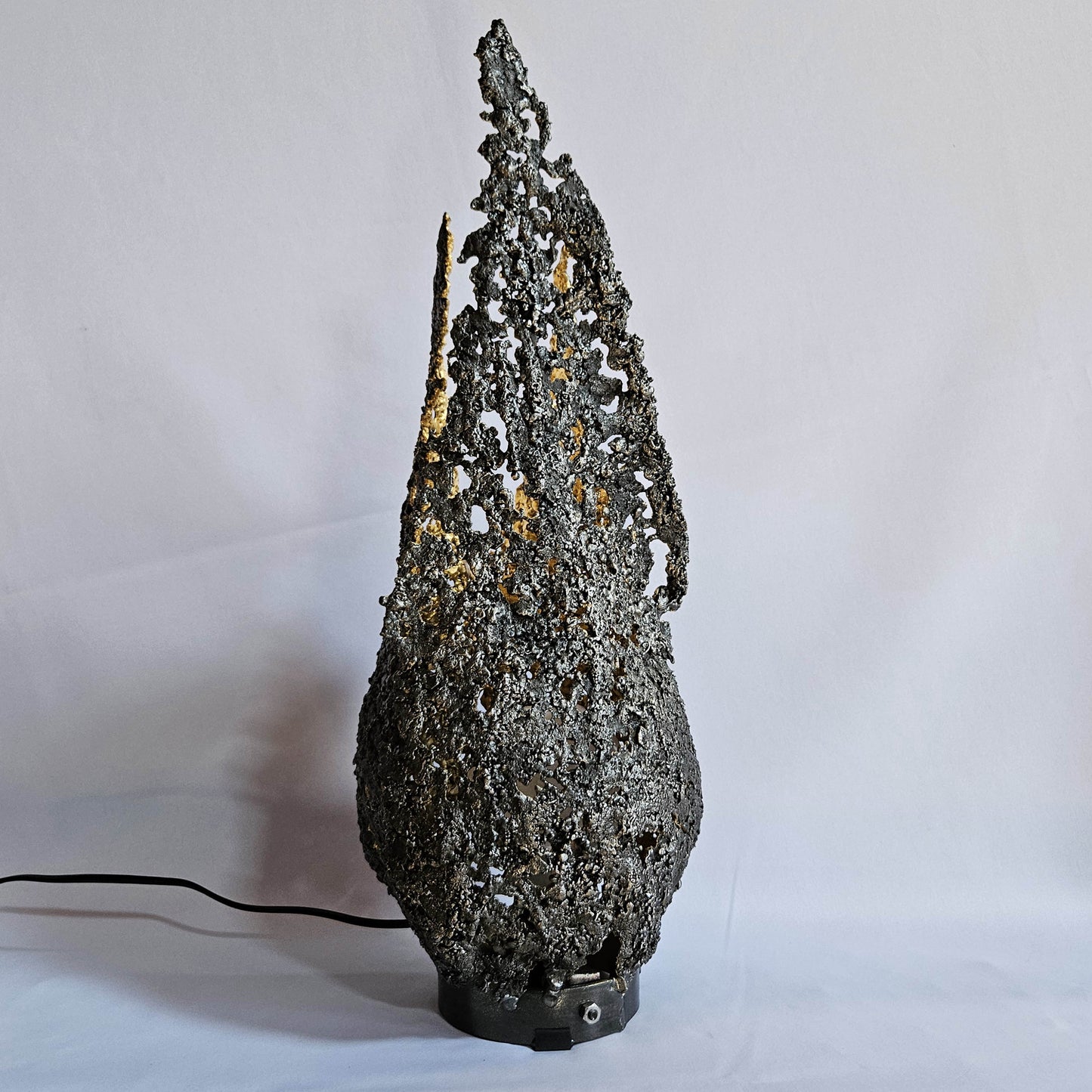 Lampe flamme 19-77 - Sculpture luminaire - Flamme en dentelle d'acier et feuilles or 24 carats