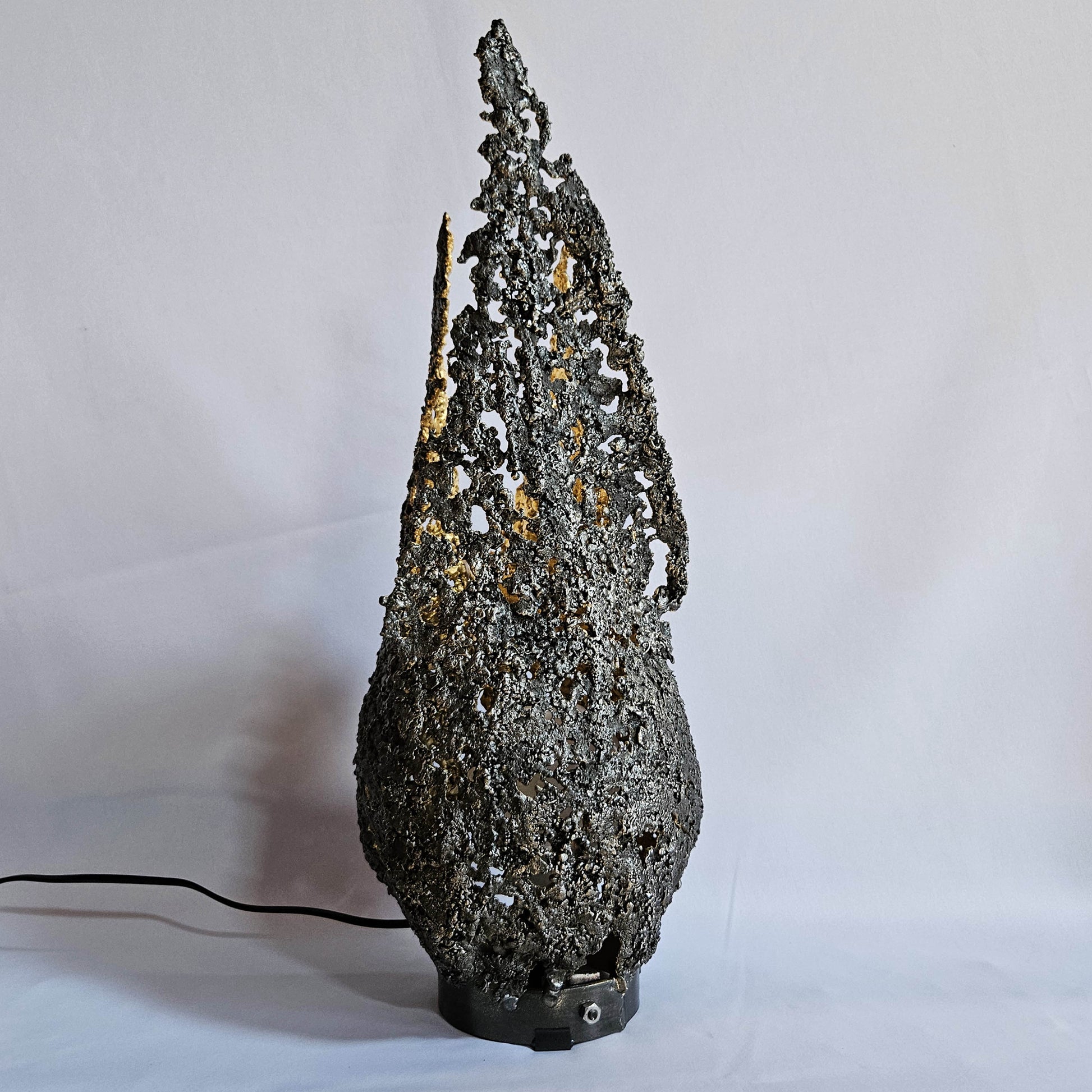 Lampe flamme 19-77 - Sculpture luminaire - Flamme en dentelle d'acier et feuilles or 24 carats