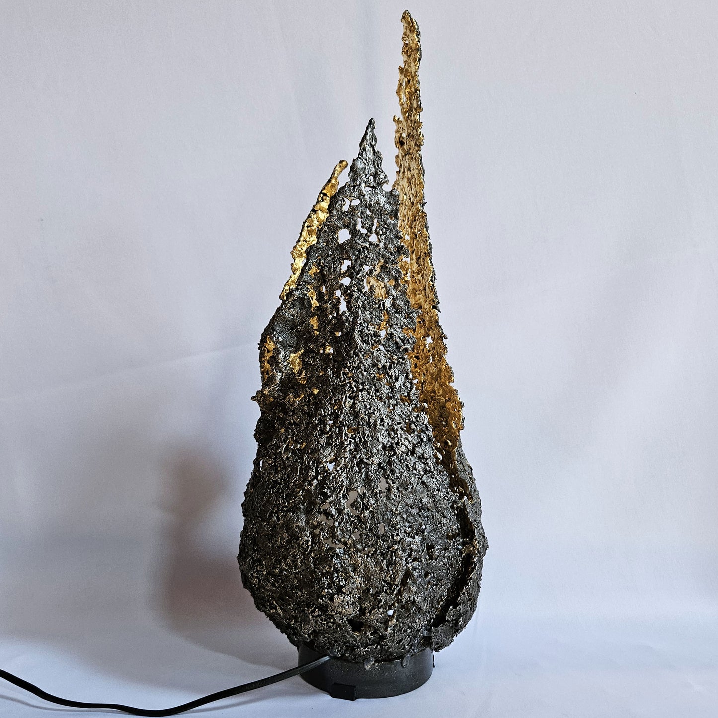 Lampe flamme 19-77 - Sculpture luminaire - Flamme en dentelle d'acier et feuilles or 24 carats