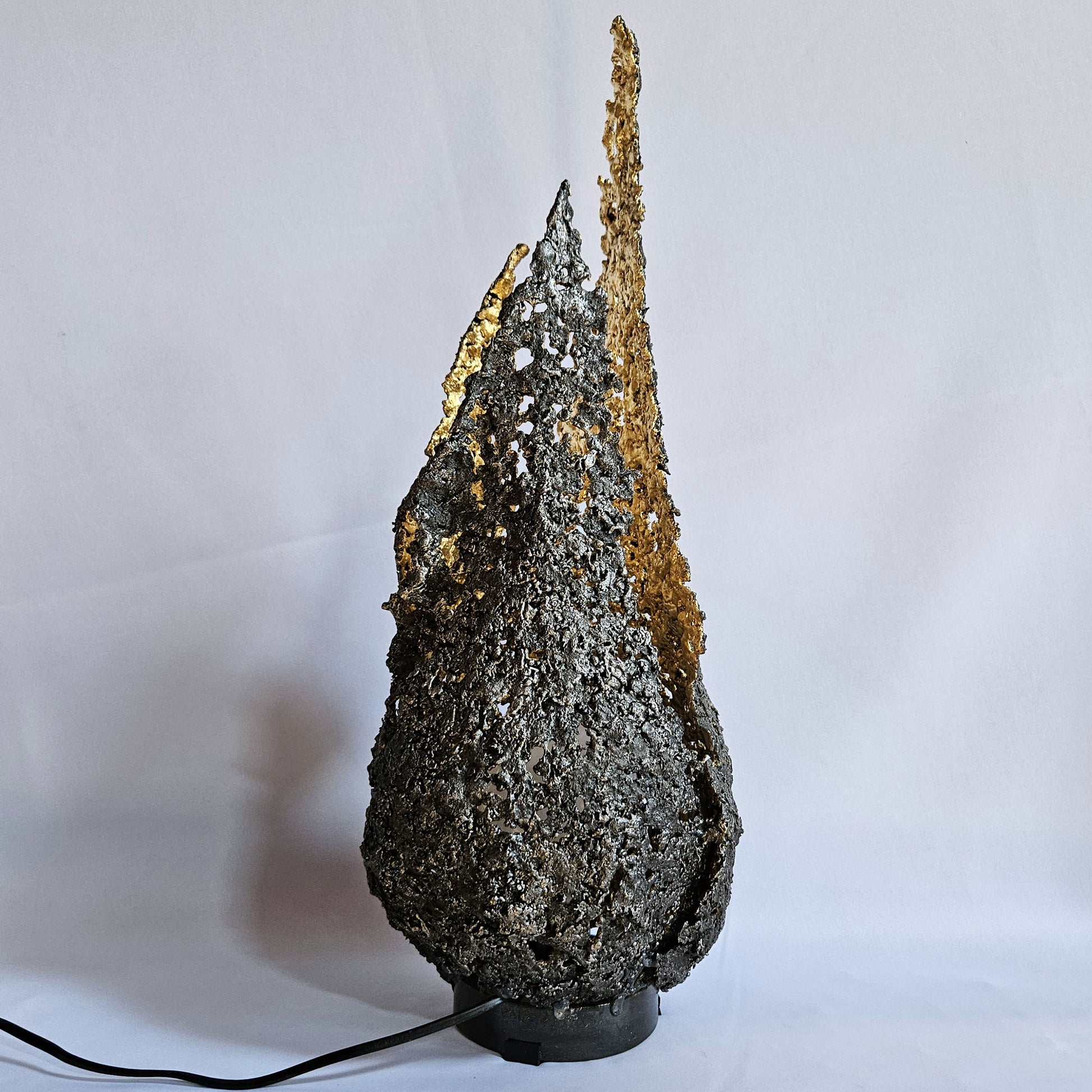 Lampe flamme 19-77 - Sculpture luminaire - Flamme en dentelle d'acier et feuilles or 24 carats