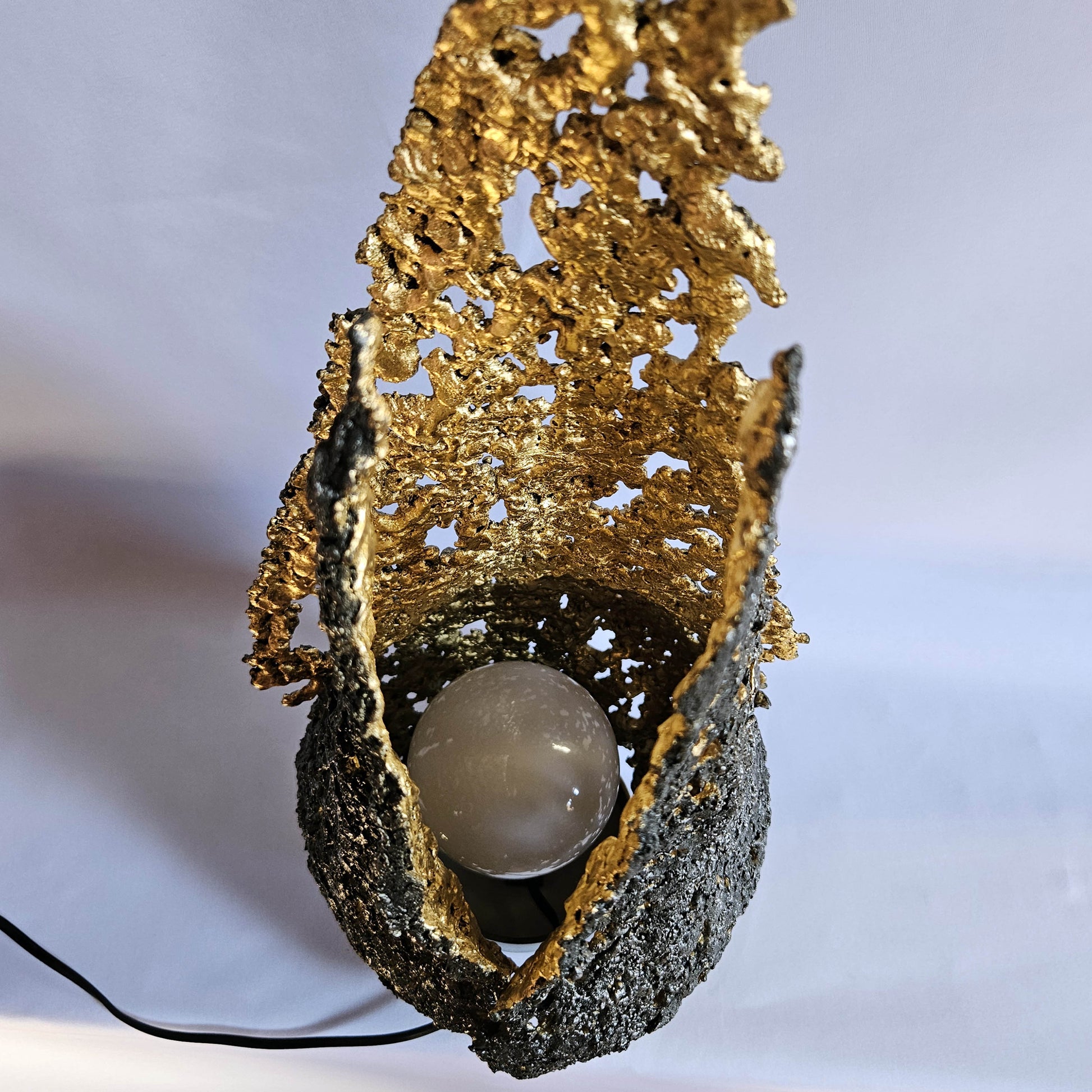 Lampe flamme 19-77 - Sculpture luminaire - Flamme en dentelle d'acier et feuilles or 24 carats