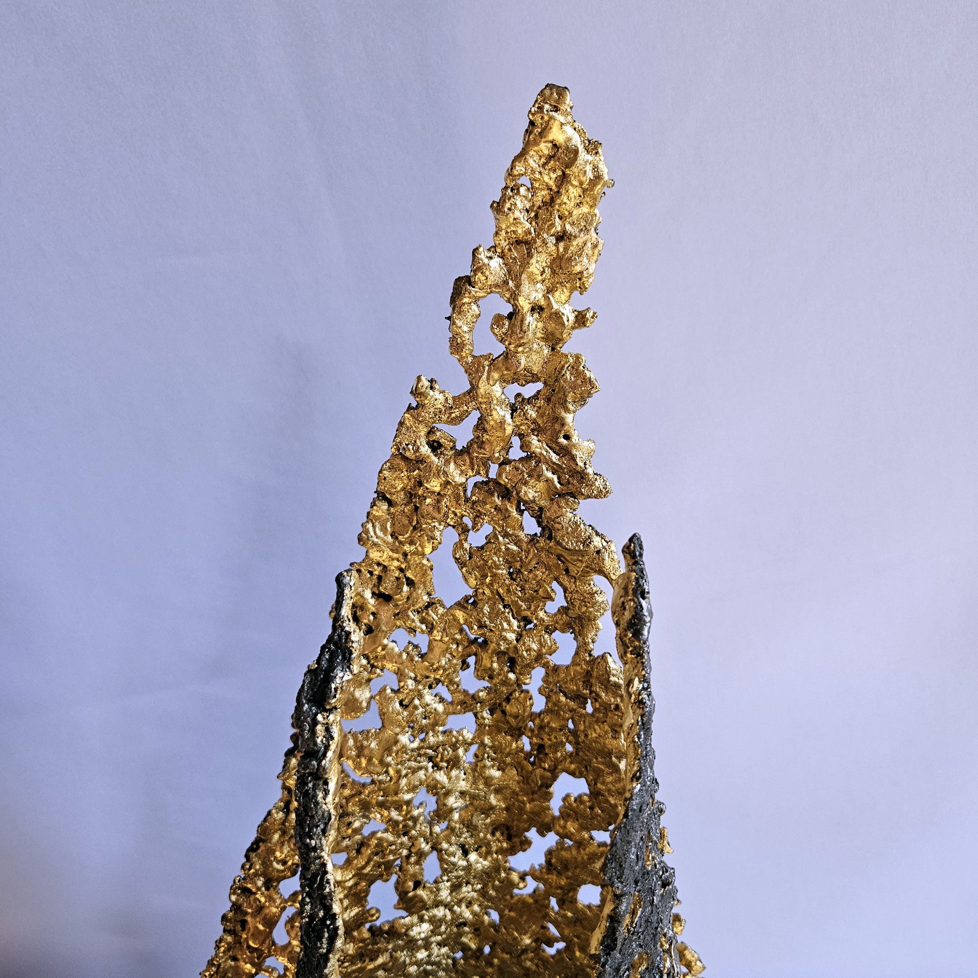 Lampe flamme 19-77 - Sculpture luminaire - Flamme en dentelle d'acier et feuilles or 24 carats