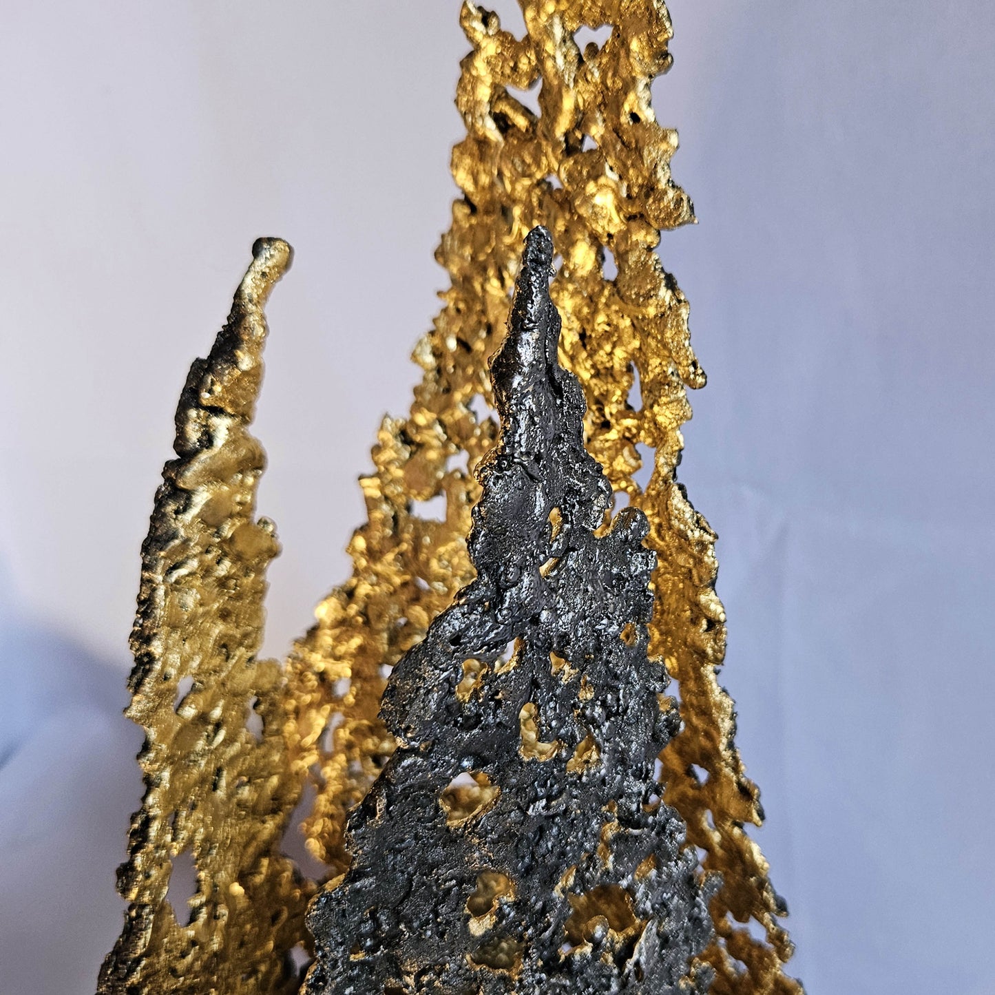 Lampe flamme 19-77 - Sculpture luminaire - Flamme en dentelle d'acier et feuilles or 24 carats