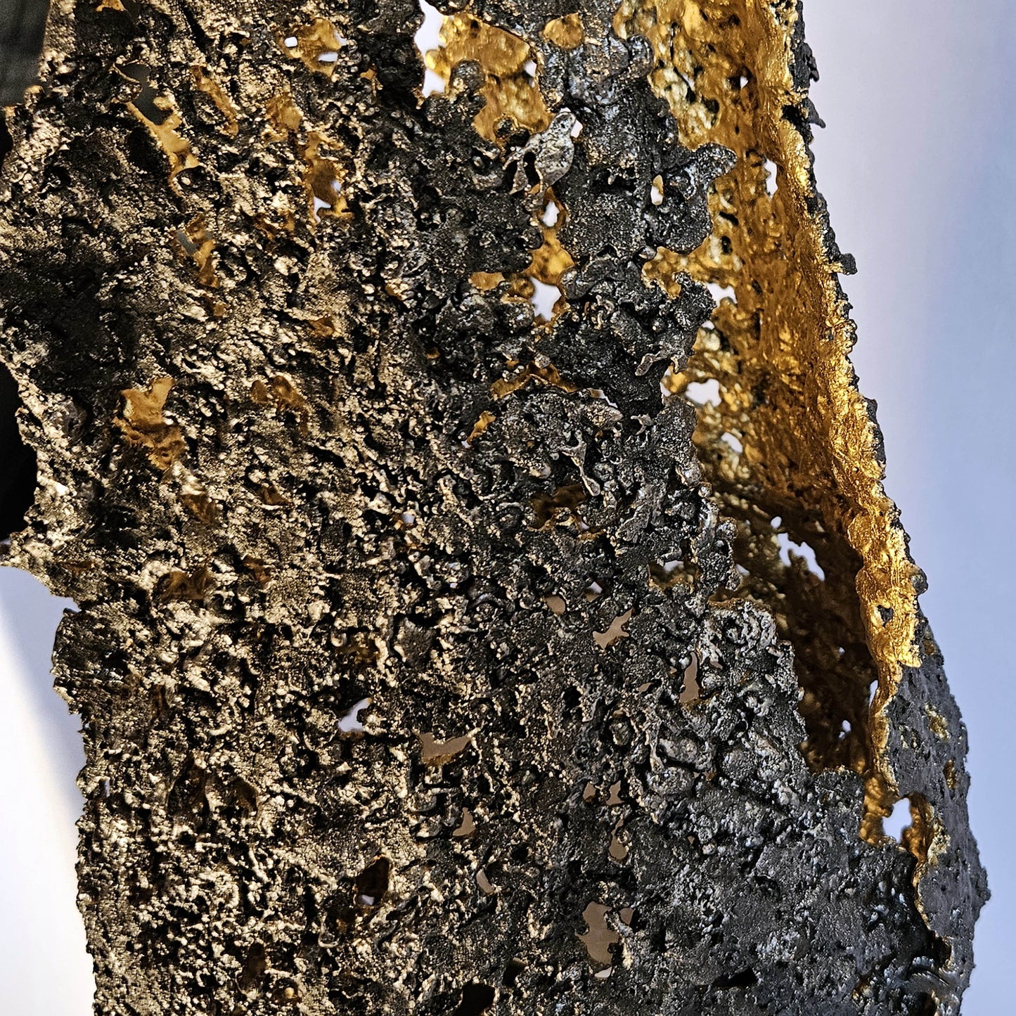 Lampe flamme 19-77 - Sculpture luminaire - Flamme en dentelle d'acier et feuilles or 24 carats