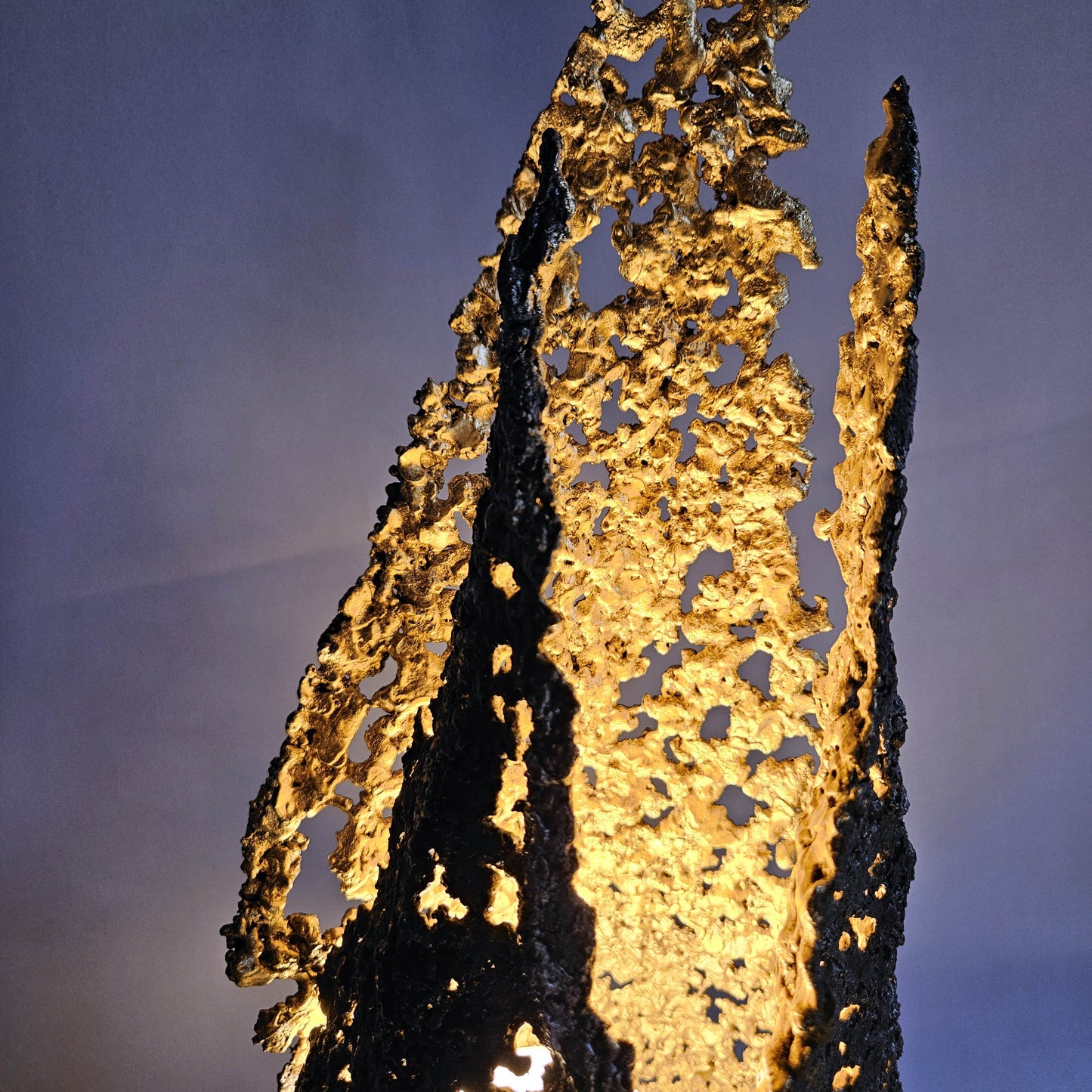 Lampe flamme 19-77 - Sculpture luminaire - Flamme en dentelle d'acier et feuilles or 24 carats