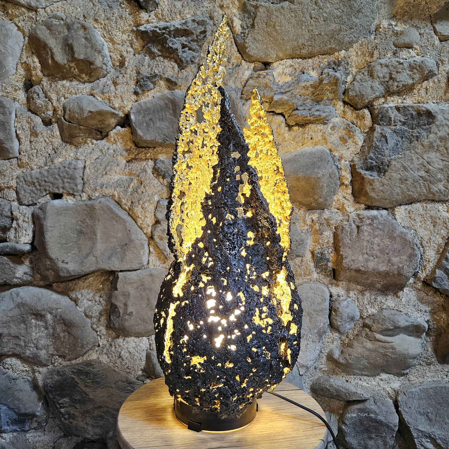Lampe flamme 19-77 - Sculpture luminaire - Flamme en dentelle d'acier et feuilles or 24 carats