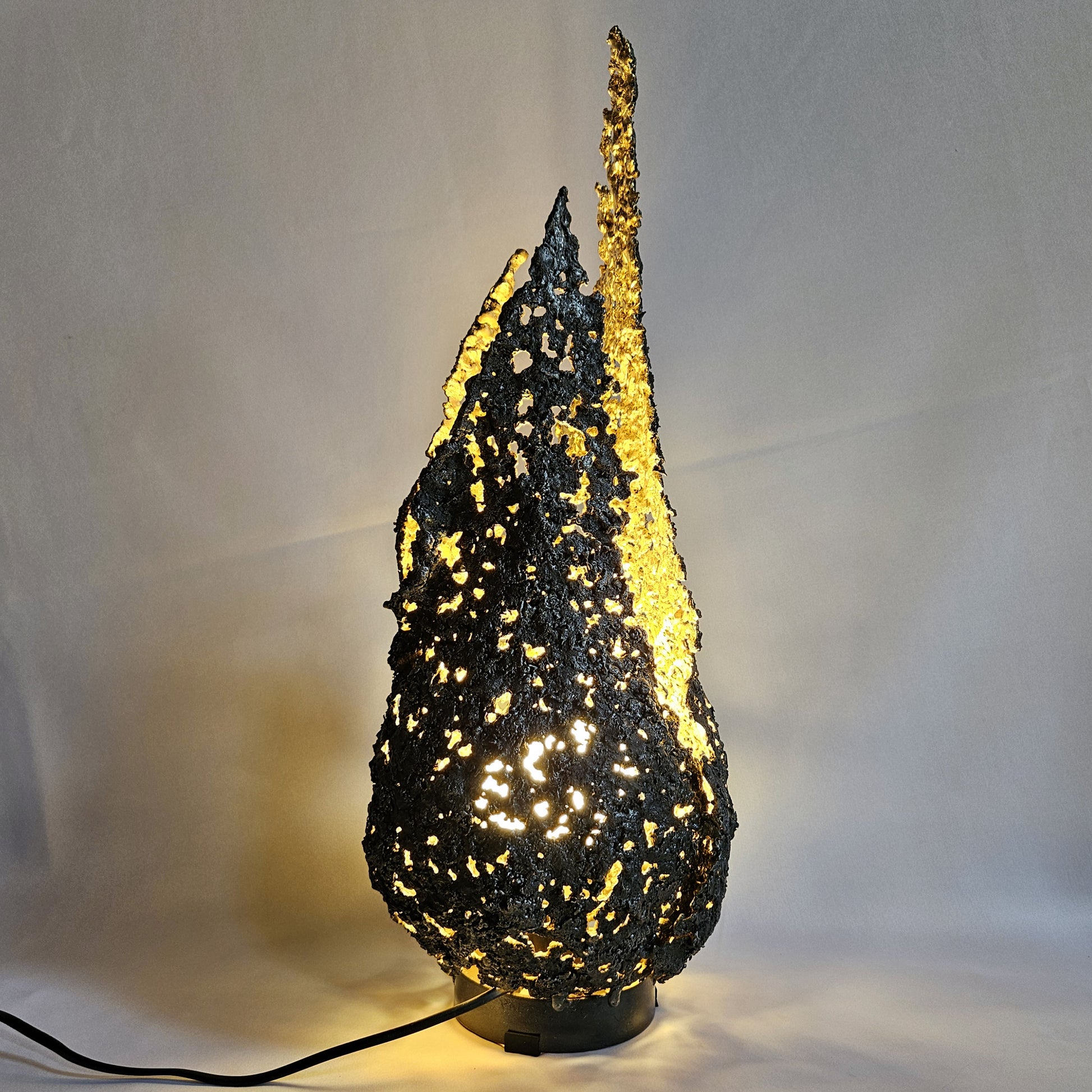 Lampe flamme 19-77 - Sculpture luminaire - Flamme en dentelle d'acier et feuilles or 24 carats