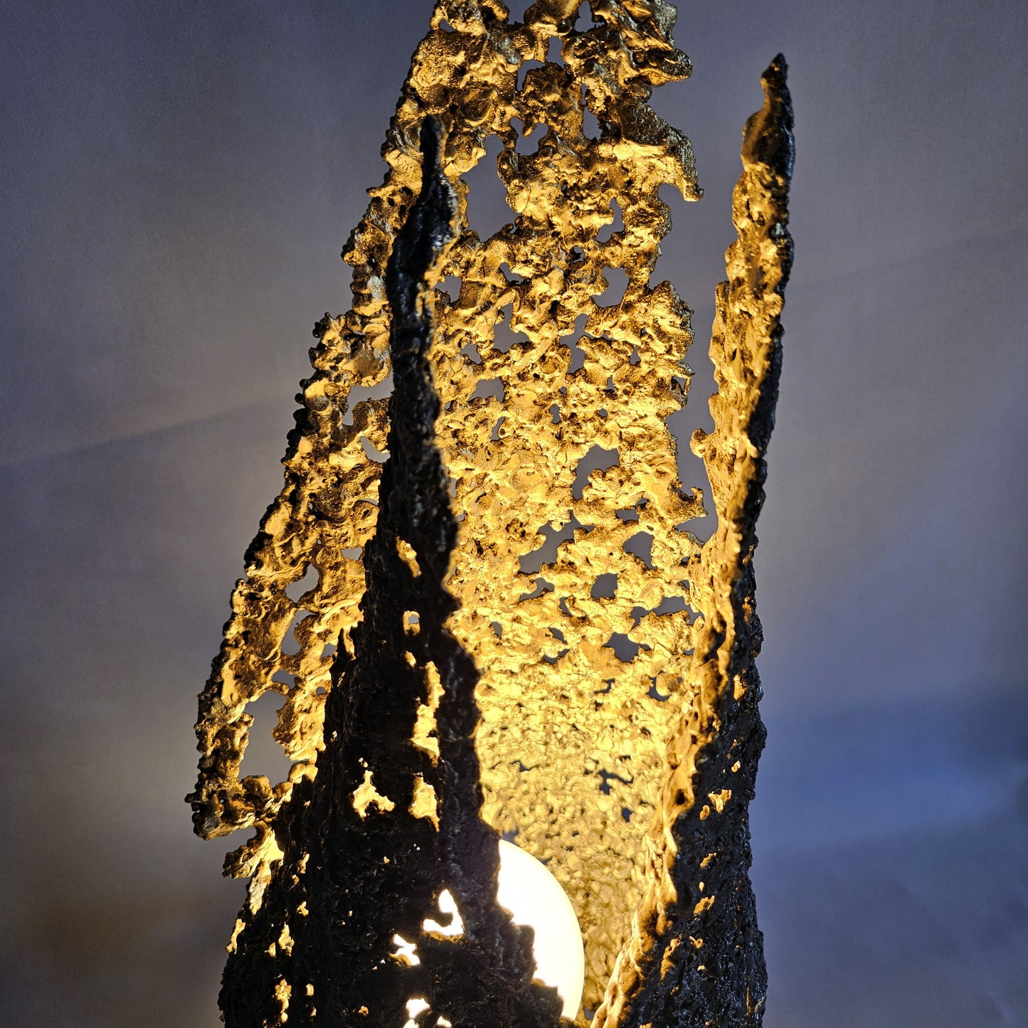 Lampe flamme 19-77 - Sculpture luminaire - Flamme en dentelle d'acier et feuilles or 24 carats