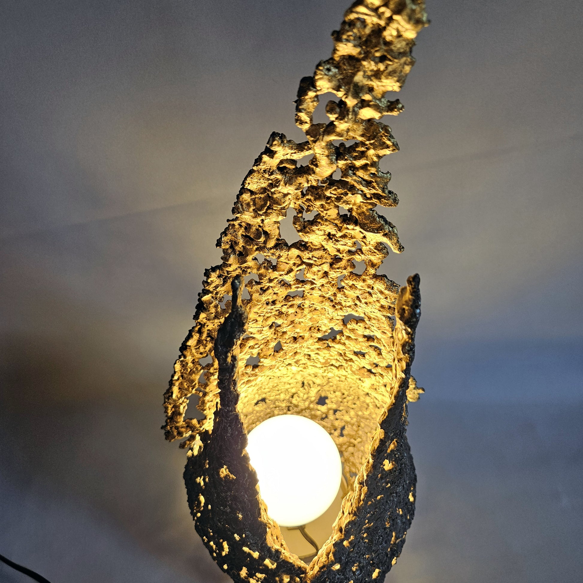 Lampe flamme 19-77 - Sculpture luminaire - Flamme en dentelle d'acier et feuilles or 24 carats