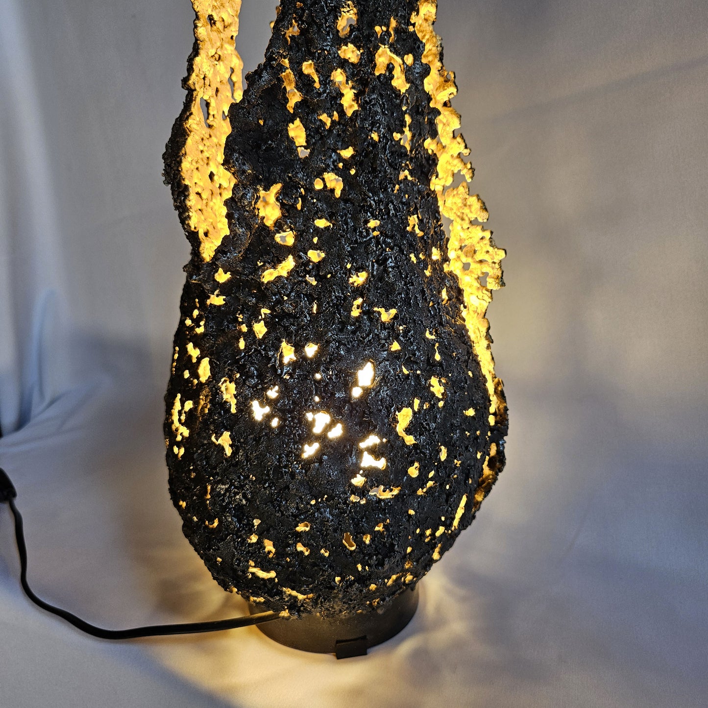 Lampe flamme 19-77 - Sculpture luminaire - Flamme en dentelle d'acier et feuilles or 24 carats